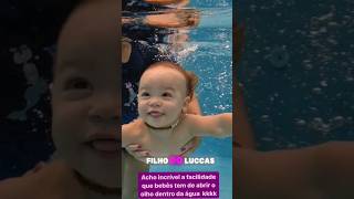 Filho do luccas neto na piscina