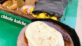 कृष्णा नगर में छोले कुलचे बेच रहे 50 साल से | chhole kulche | Indian Street Food |😱