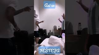 Asi festeja De Paul y  Agüero