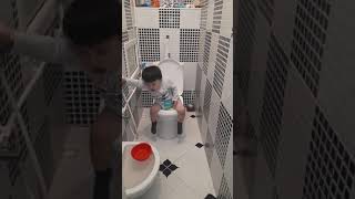 Un bébé la première fois entré à les toilettes