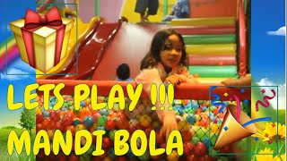 Bermain Dengan Adik !!! Mandi Bola ✿ Perang Bola ✿ Bathing Balls ✿