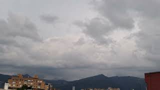 A ESTÁ HORA ASI LUCE EL CIELO SE AVECINA LA LLUVIA CON TORMENTAS ELECTRICAS