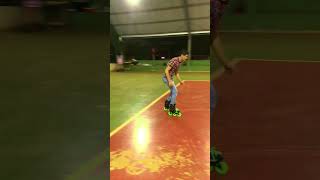 Pulando no caixote com patins inline