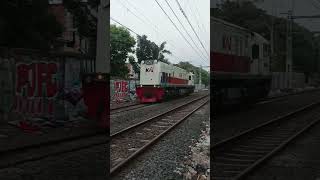 Kereta Buntung Melintas Langsung