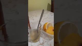 Minuman sehat...perasan lemon dan madu ditambah air hangat.