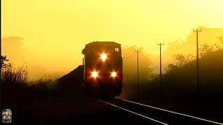 Trem com apenas duas Locomotivas e 80 vagões carregados na Ferrovia do Aço, subindo forte rampa