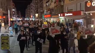 Yüzlerce #İzmirli, hayat pahalığını #akpistifa sloganlarıyla #protesto ediyor