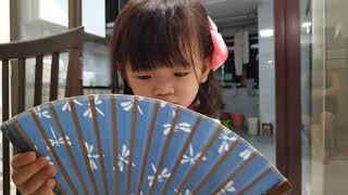 Si Yun play with paper fan