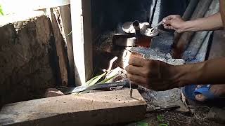 Traditional worker cara Membuat pemberat pancing di Kampung