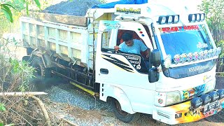 Truk Jomplang.Truk Isuzu Muat Pasir Kesulitan Jomplang Muatan Full Bak.