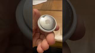 unboxing do Air Tag da apple super útil você não perde nada com isso na tua mala 🧳