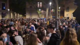 In Spagna la gente festeggia la fine dello stato di allarme e del coprifuoco.