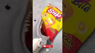 Shark Puppet makan snack Siip Bite nabati 🍪🍩 #asmr