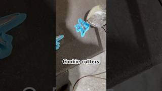 Pouring metal into a bird and fish cookie cutter #moltenmetal #cookiecutters