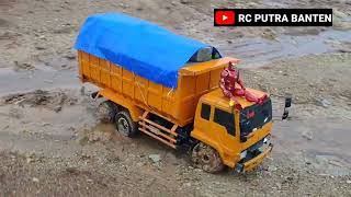 ULTRAMEN got stuck in the mud during a logistics delivery with a fuso truck