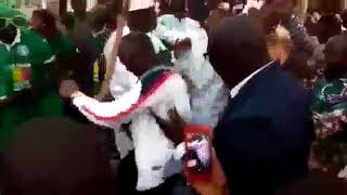 L'avocat le plus célèbre au Sénégal dance avec les supporters du allez casa