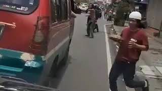 Orang gila bantu ambulan