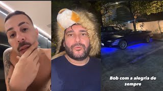 Bob mostra seu novo carro a Carlinhos