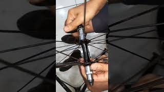 instalando rolamento em Bikes, utilizando a blocagem da bicicleta e chaves soquetes.