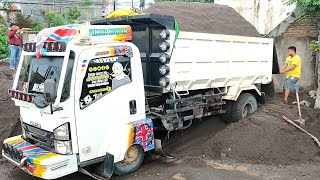 Mobil Dump TRUK ISUZU ELF Bongkar Muatan Pasir FULL BAK