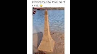 Il créé une Tour Eiffel en sable !