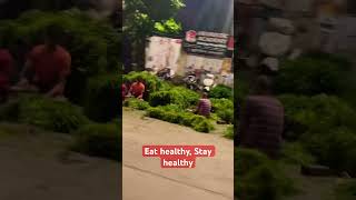 Mumbai at 4-am, unloading vegetables and fruits.   #mumbai #mumbaistreets #mumbaikar #vegetables.