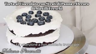 Torta al Cioccolato con Strati di Panna e Decoro di Mirtilli Freschi 🍰🫐