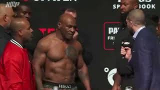 Mike Tyson gifle Jake Paul lors de la pesée avant de monter sur le ring