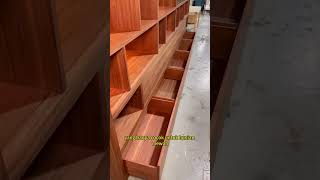 Sebuah rak buku besar berbahan kayu walnut sepanjang 4 meter yang hanya cocok untuk hunian mewah!