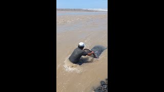 Así PESCA Animales Tacudos de Río este Pescador con Extraña Red forma de arco - pesca extrema