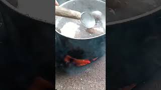 Torrando o café e cozinhando trufa do sertão no fogão a lenha.