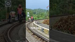 ritual sebelum ada kereta lewat. pengecekan jalur KA.