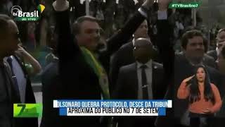 Presidente Bolsonaro foi caminhando cumprimentar o povo durante a celebração da independência