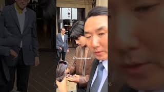 #shorts  Cha Eun Woo Before attending the Dior show, I left the hotel and signed autographs for fans