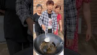 Chinese Grandma cooking spicy pig’s trotters (Mandarin speaking). 辣豬蹄