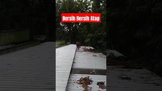 Bersih Bersih Atap#kebersihan #kebersihansebagiandariiman #kebersihanlingkungan #shorts #short