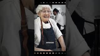 "Parta en dos un corazón..." El canto de Teresa en una pausa en su cocina.