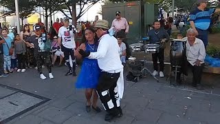 La Santaneca bailando con el Padrecito en el parque libertad 🇸🇻.