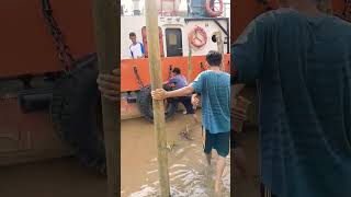 anak kapal tugboat.balik ke kapal.tapi tambat'nya kena air pasang full. banjir.#shortvideo #shorts