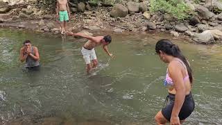 Recorriendo el rio buscando el mejor lugar para bañarnos.