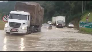 Trânsito no Km 151 da BR-470 em Agronômica