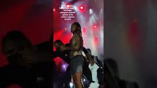 6ix9ine Türkiye konserinde McGregor yürüyüşü yapıo ve malum organını avuçluo