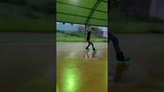 Andando de patins na quadra