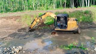 Bego Keruk Sungai di Karang Duren