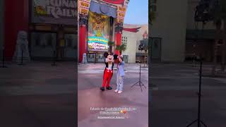 Larissa Manoela se emociona ao lado de  mickey mouse