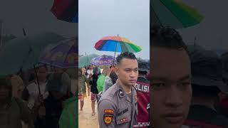 Momen pak polisi selamatkan bayi saat banjir