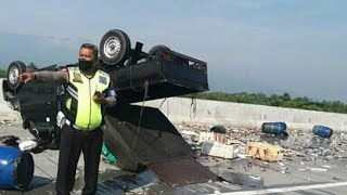 Kecelakaan di jalan tol - tragedi mobil terguling