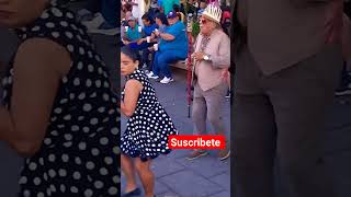 Sandra la santaneca y el maestro Roshi bailando en el parque libertad 🇸🇻.