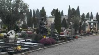 Rinchiuso di notte al cimitero di Bergamo