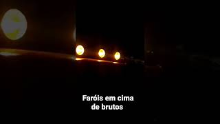 colocando faróis em cima do carro